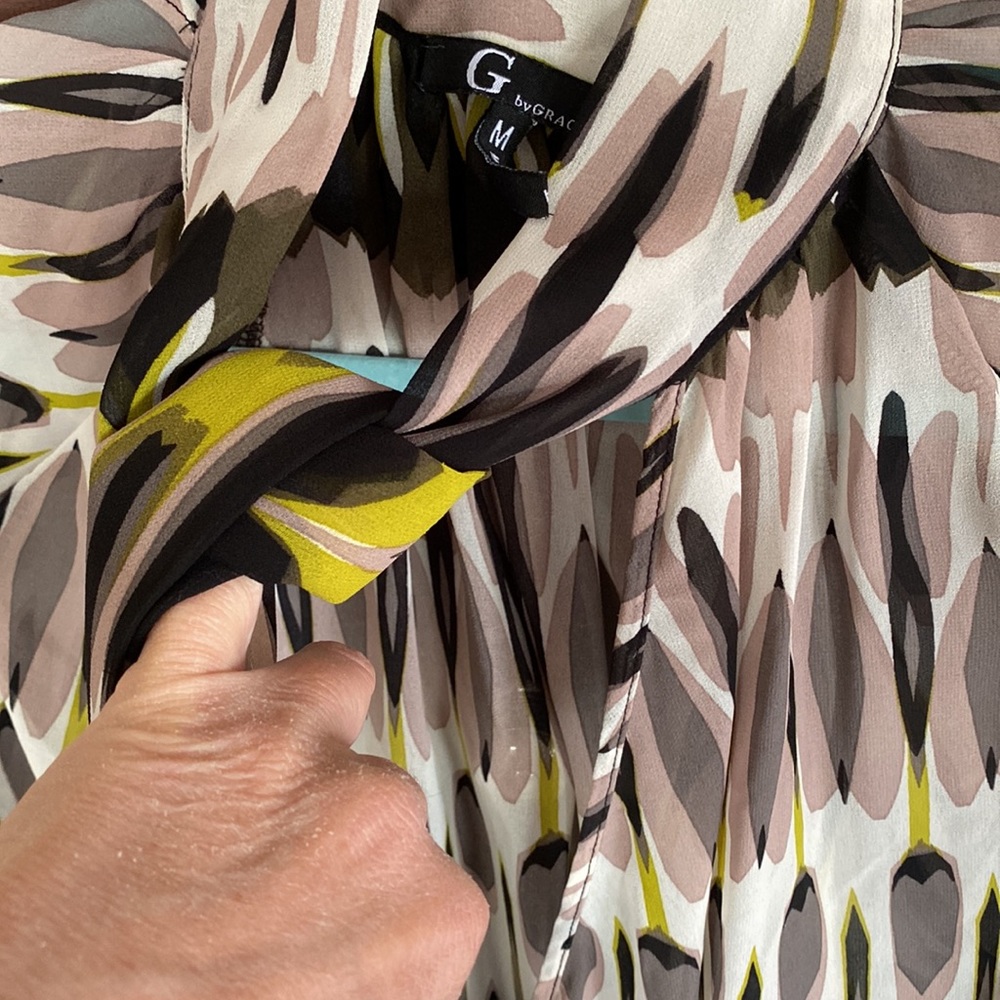 Wrap blouse with open shoulders - Picture 8 of 11